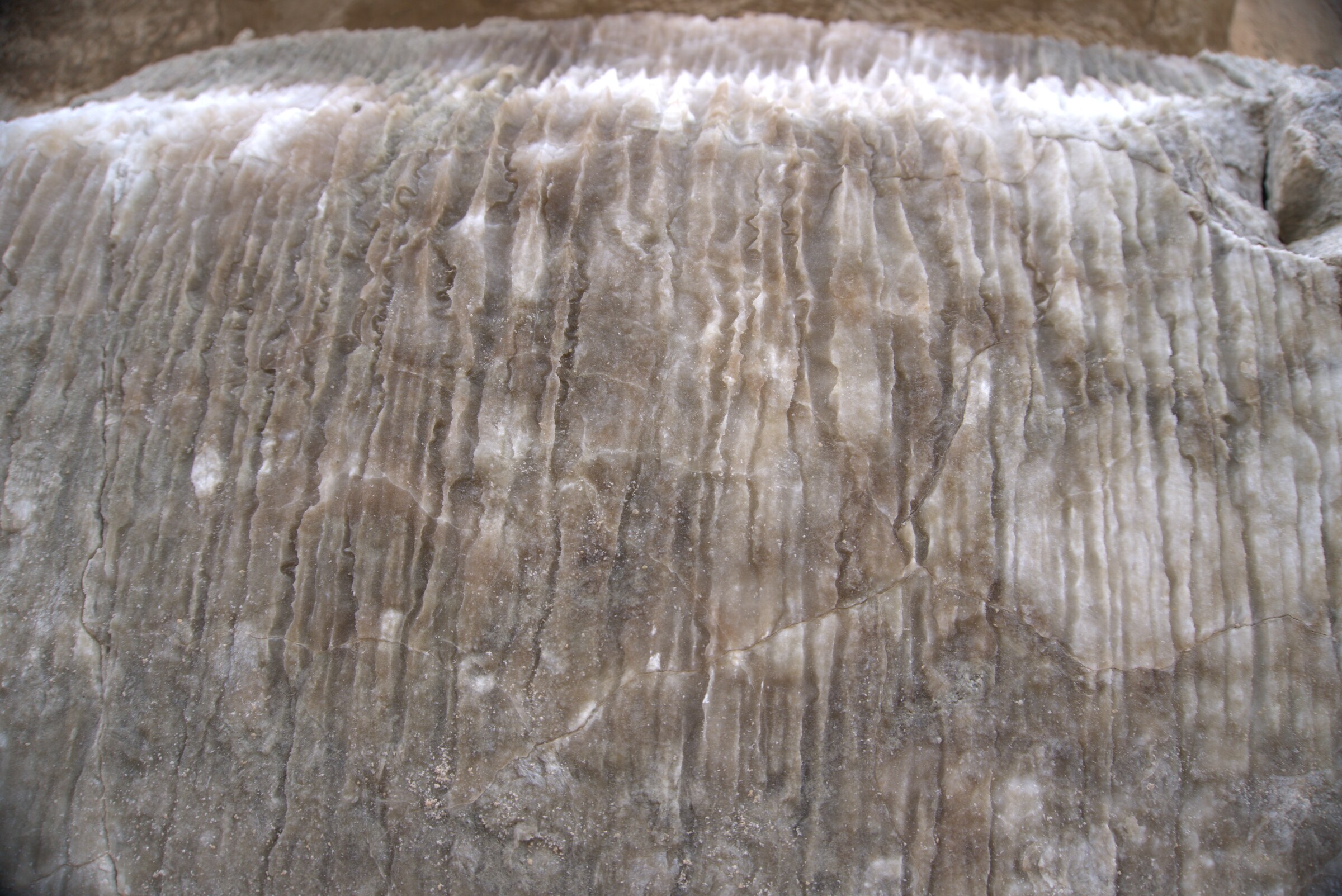 Detalle de una superficie mineral en tonos piedra, fotografiada para la cápsula Meteora